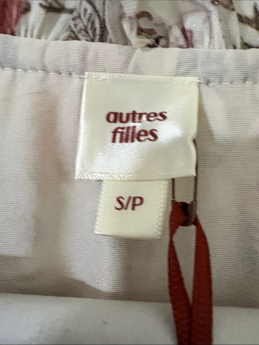 Sutures Filles Cream Floral V-Neck Short Sleeve Blouse SP - Picture 3 of 5
